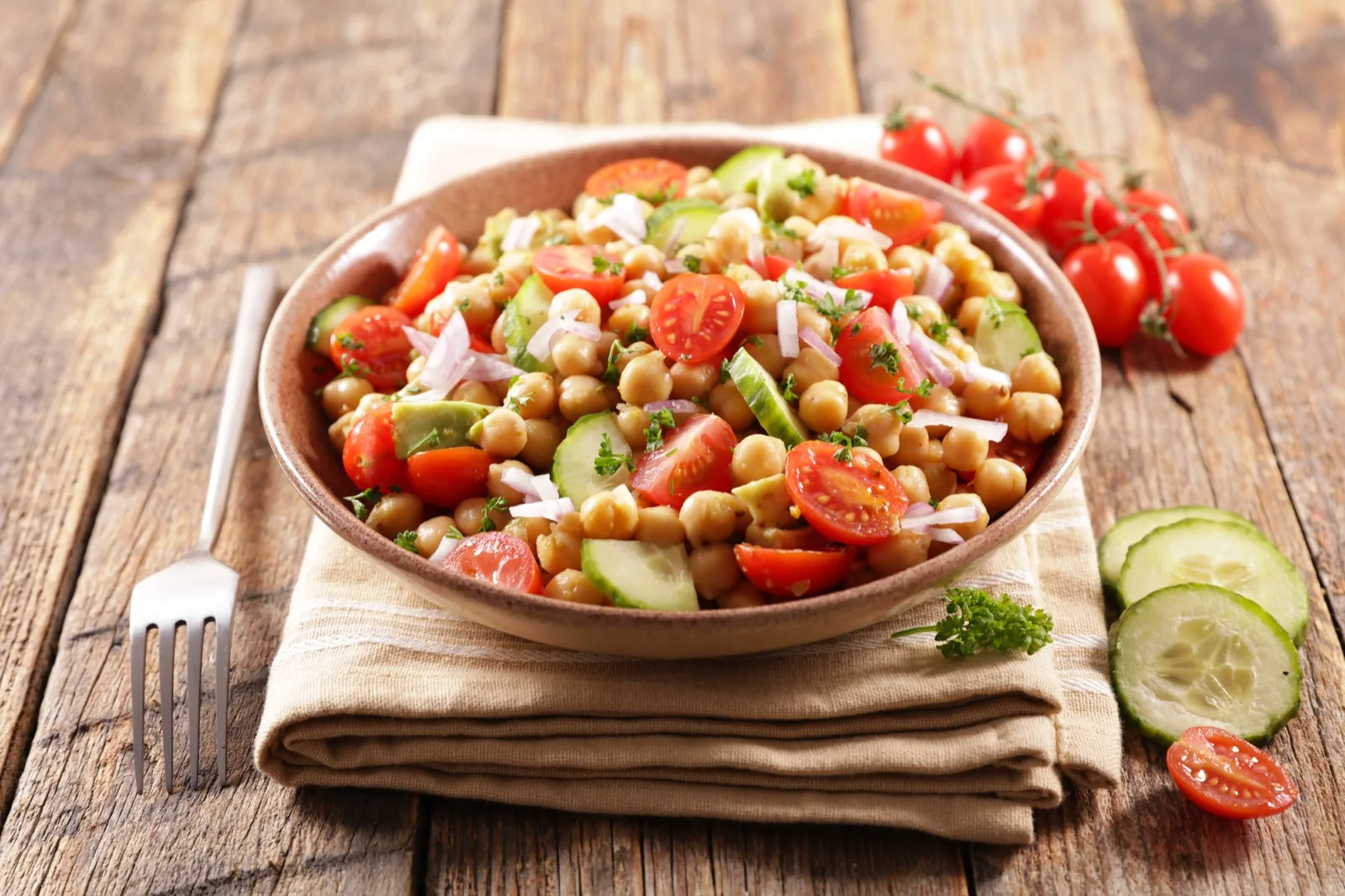 Kichererbsenbowl mit Zitronentahin und Kirschtomaten